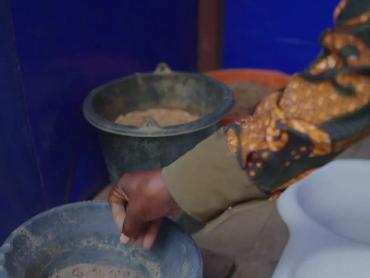 Die Fäkalien werden mit Sägemehl oder Asche bestreut. Durch die Trennung der Ausscheidungen entsteht kein übler Geruch.