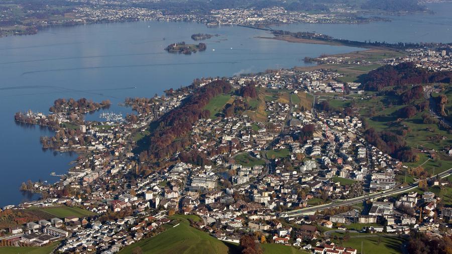La rive schwyzoise du lac de Zurich abrite les communes qui occupent les premières places du classement suisse en termes de concentration de personnes très riches par rapport au nombre d'habitants, à commencer par Wollerau.
