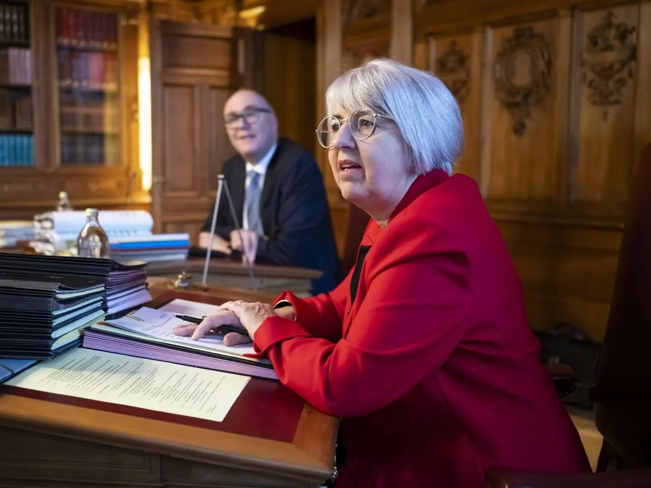 Le Département fédéral de l'intérieur d'Elisabeth Baume-Schneider souhaite examiner si les pourboires versés par voie électronique doivent être soumis à l'impôt et aux cotisations sociales.