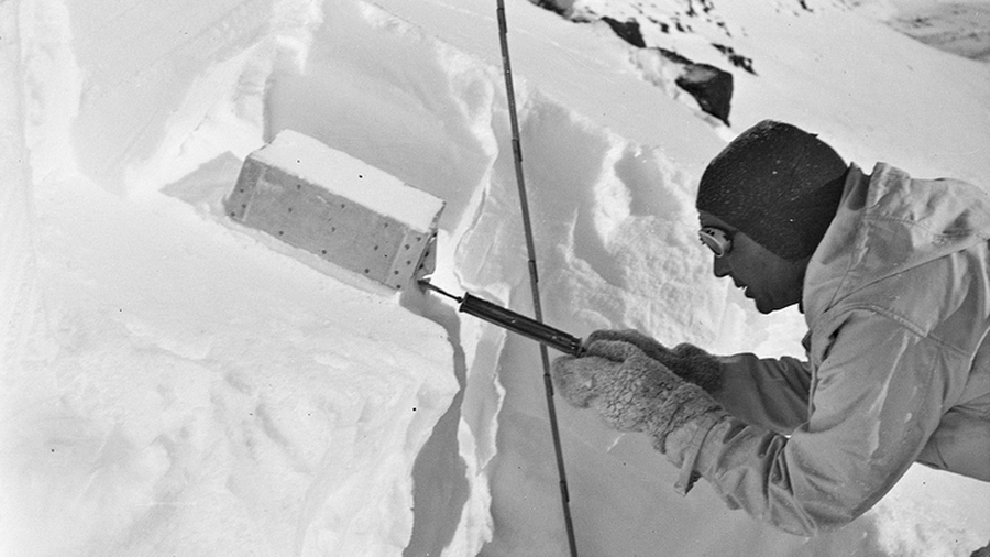 Persona studia blocco di neve