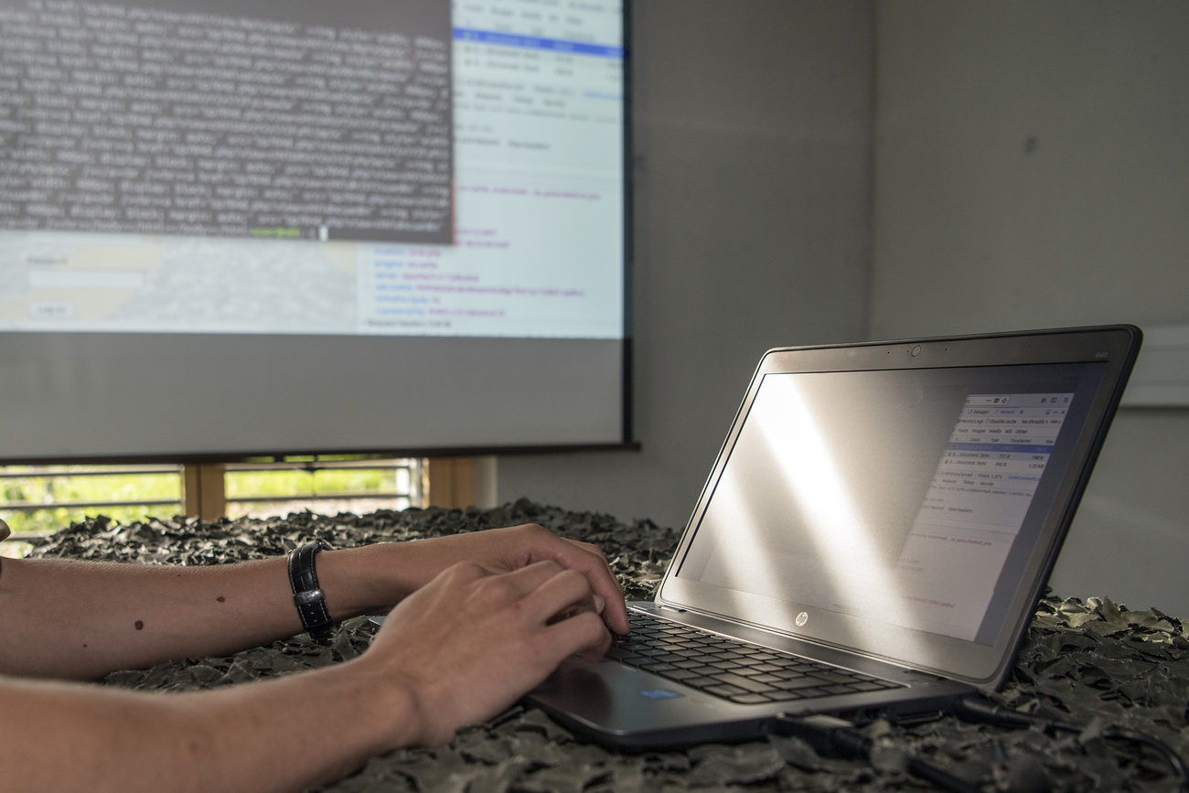 persona lavora a pc portatile