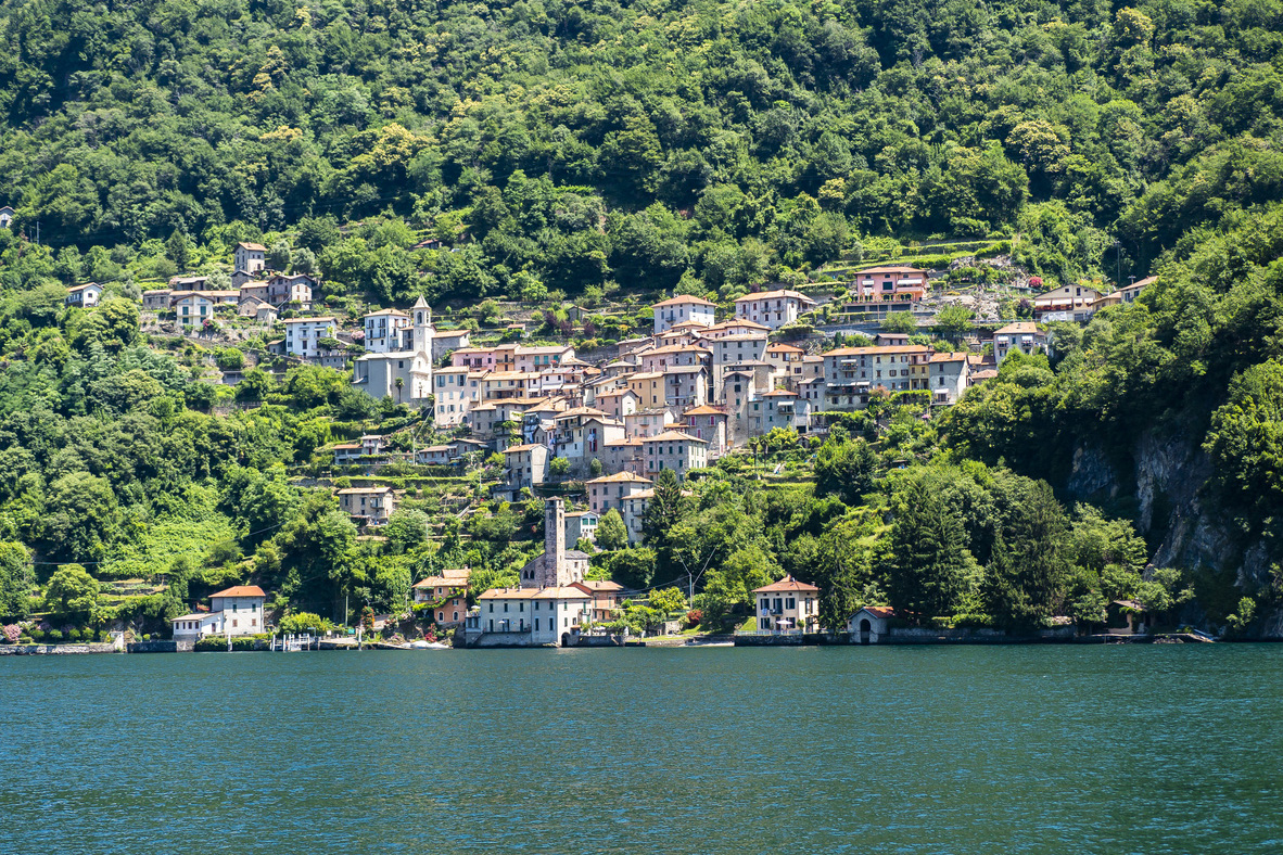 Vista dal lago del Comune di Argegno, in provincia di Como.