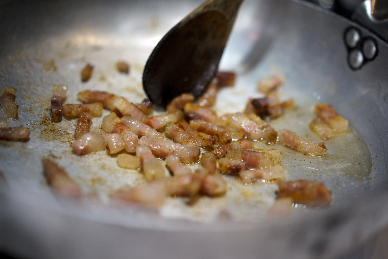 Guanciale durante la cottura.