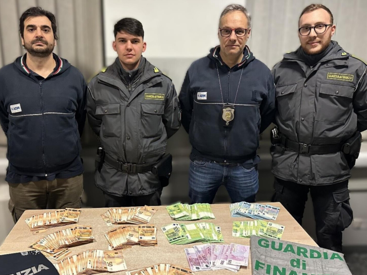 Guardie di confine con il bottino sequestrato.