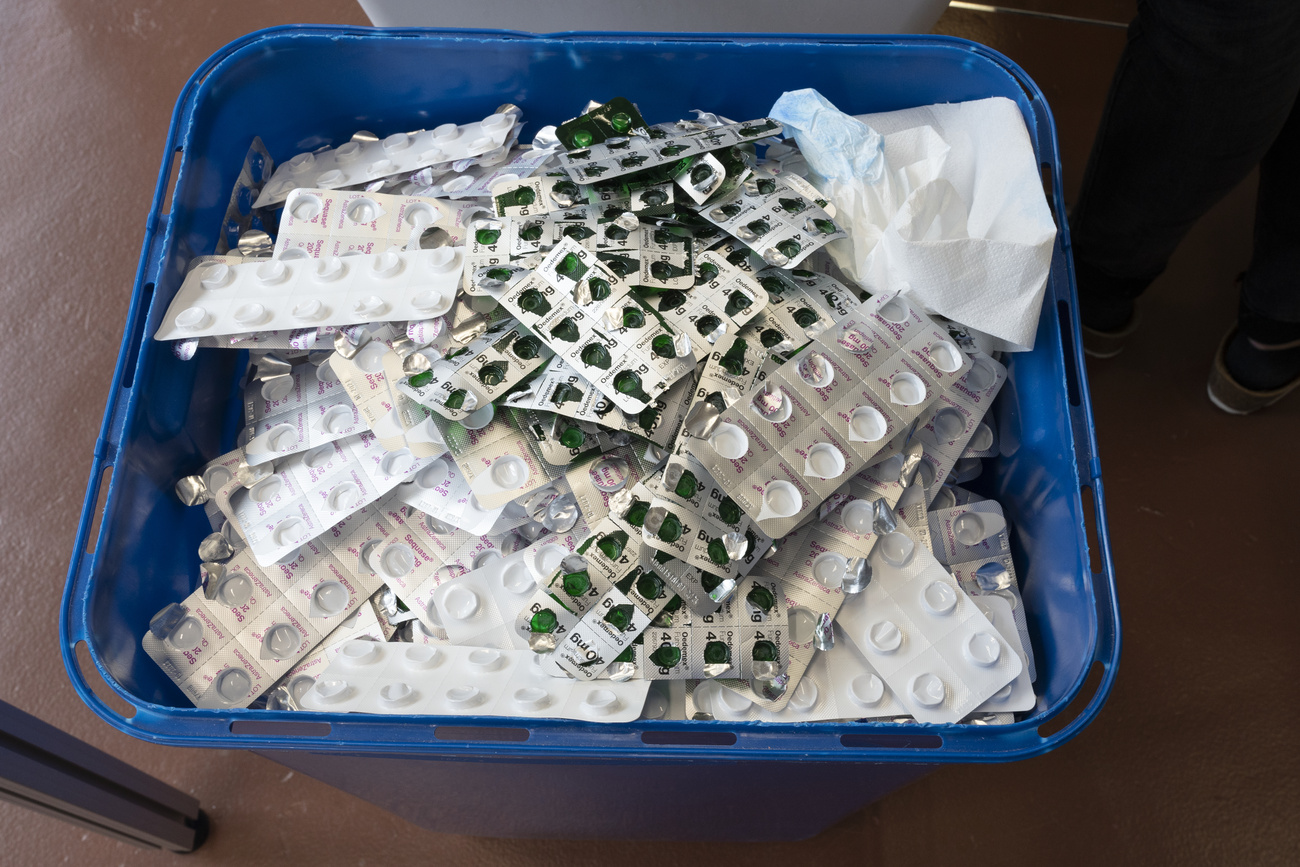 cestino pieno di blister di farmaci vuoti