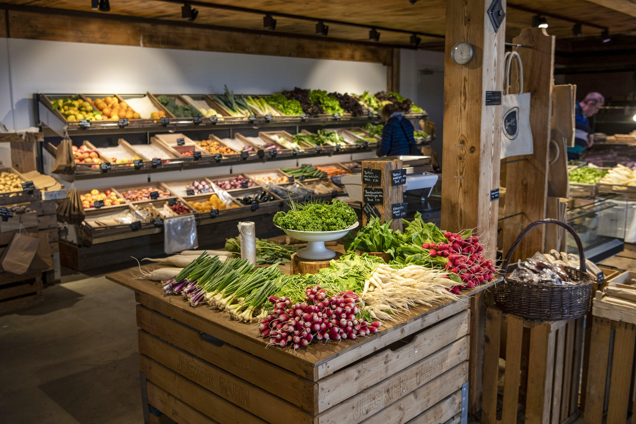 Овощи и фрукты в деревянных ящиках в фермерском магазине