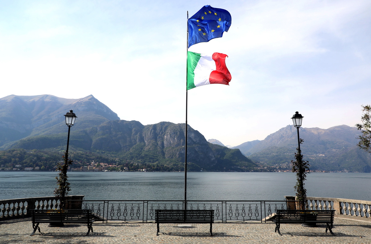 Vista del lago di Como con bandiere italiana e dell'Unione Europea.
