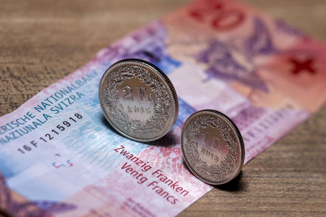 biglietto da 20 franchi e monete da 1 e 2 franchi