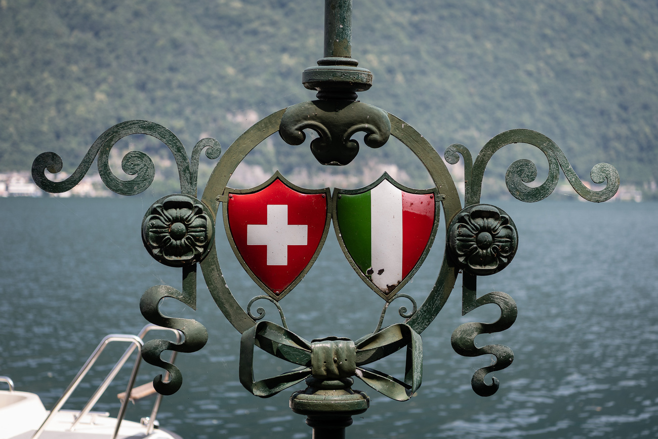 Bandiere italiana e svizzera a Gandria, canton Ticino.