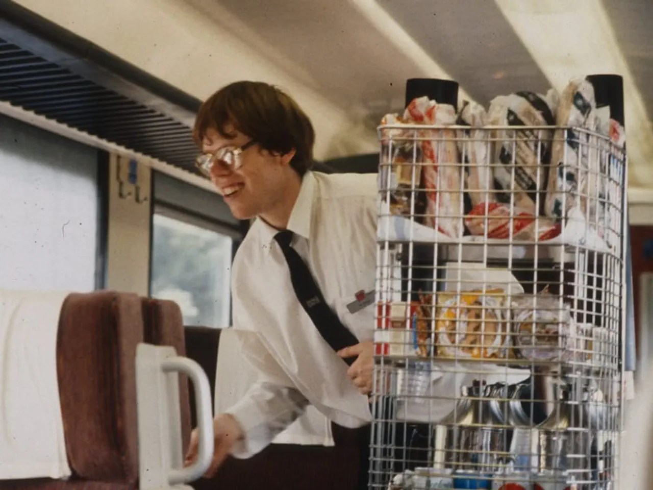 1989 – « Café, sandwich, boisson gazeuse... ! » Le minibar est incontournable dans les années 1980 et 1990. On se réjouit lorsque le chariot arrive en chantonnant « Café, boisson minérale, sandwich ». Comme les voyageurs se restaurent de plus en plus souvent à la gare, ce service sera supprimé à partir de 2017.