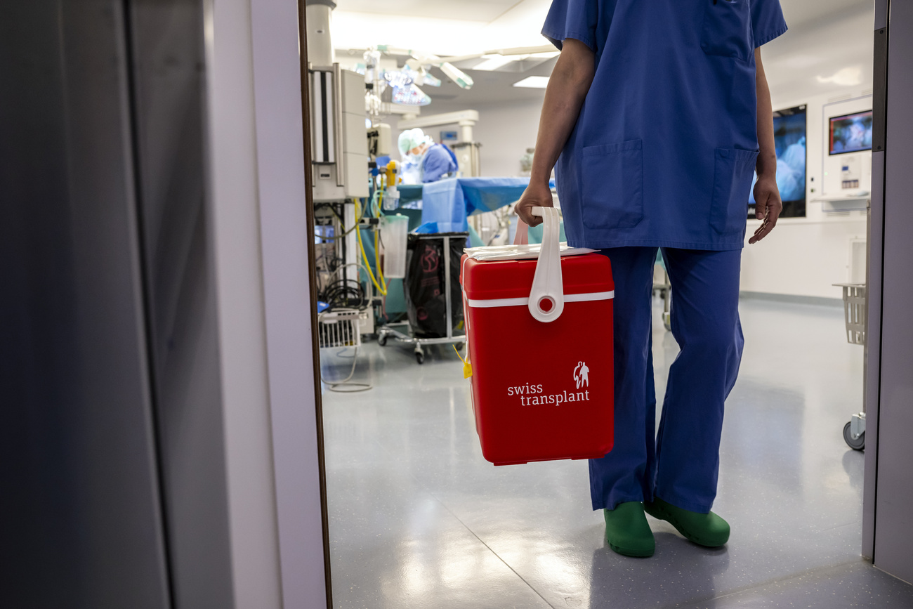 trasporto di un organo in un corridoio di ospedale