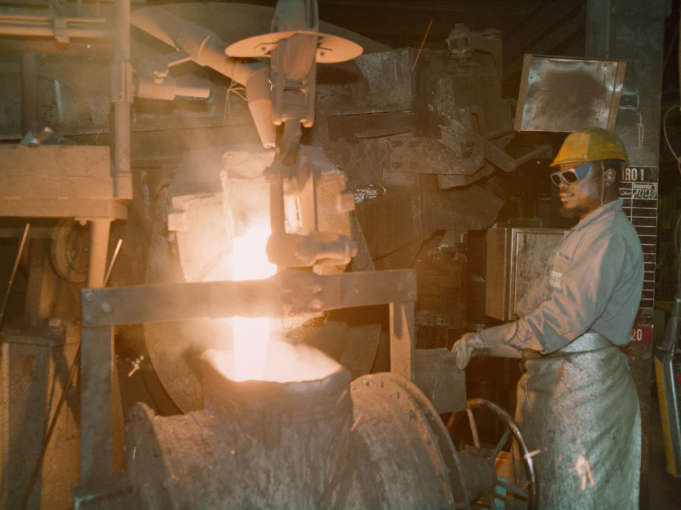 operaio al lavoro in una fonderia