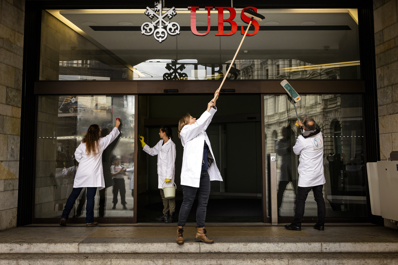 Persone in camice bianco davanti a UBS