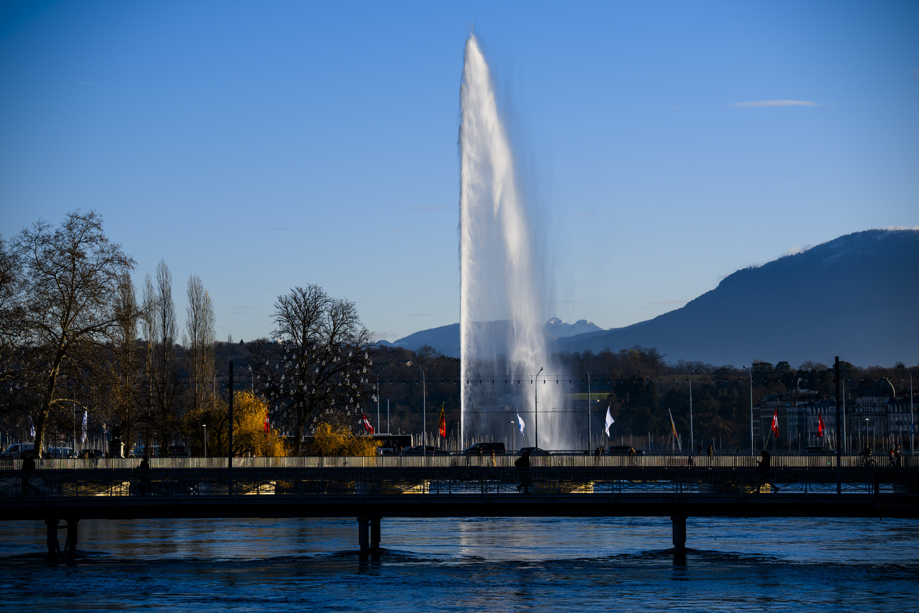 Ein riesiger Springbrunnen in einem See