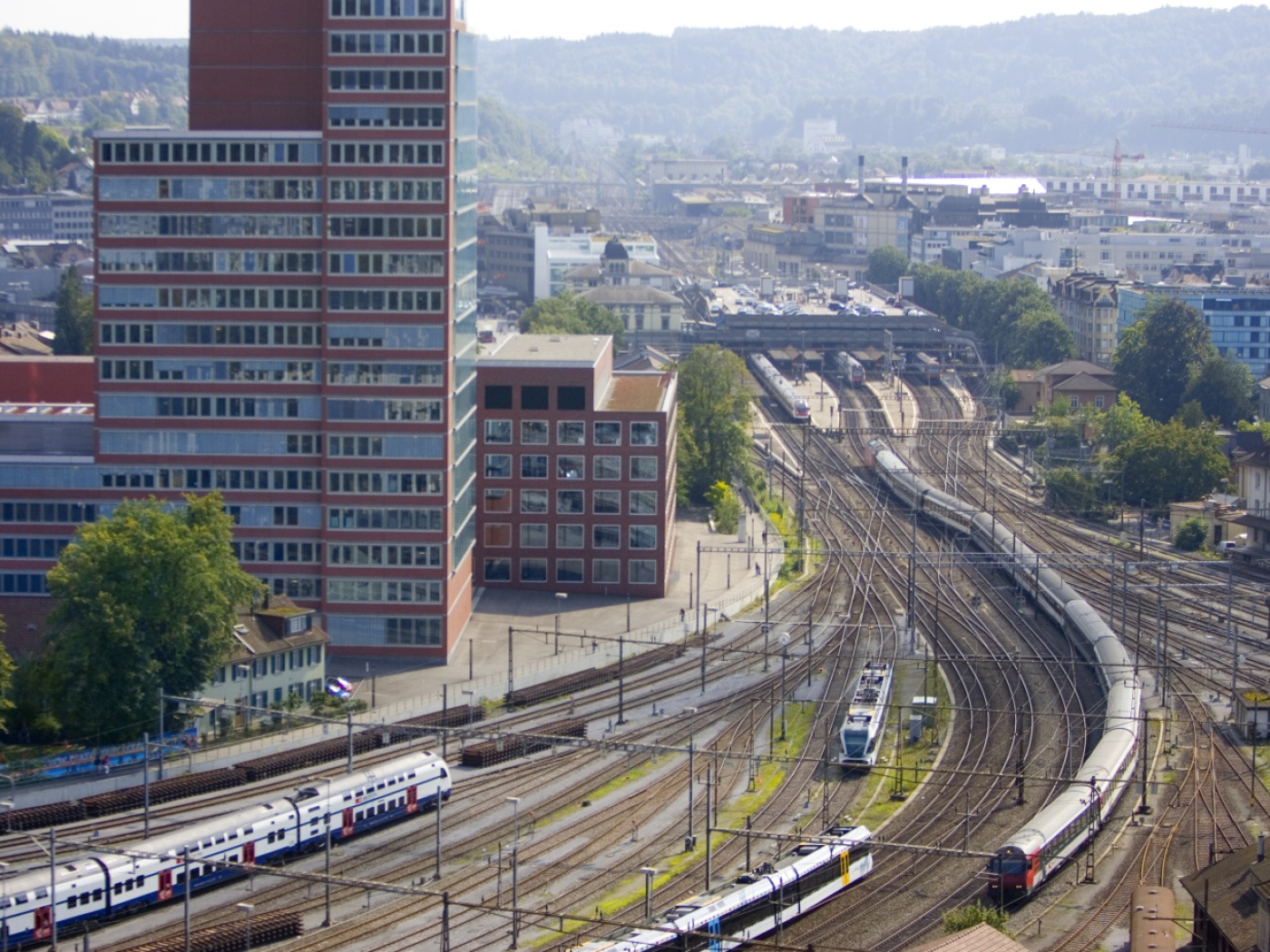 Derailed freight locomotive damages points in Winterthur