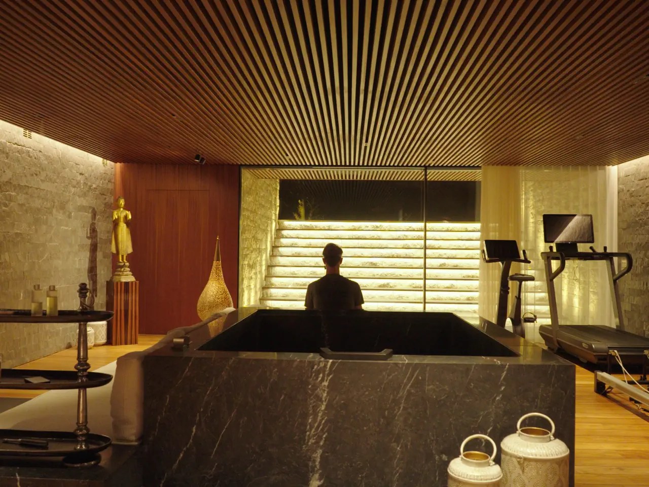 Jan Gerber nella sua palestra privata. Meditazione, yoga e jogging fanno parte della sua routine mattutina.