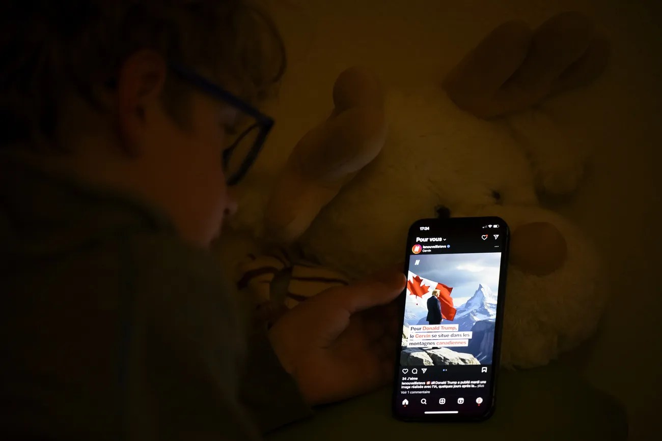 社群媒體取代睡前故事？一個十歲的孩子正在熬夜查看他的Instagram主頁。