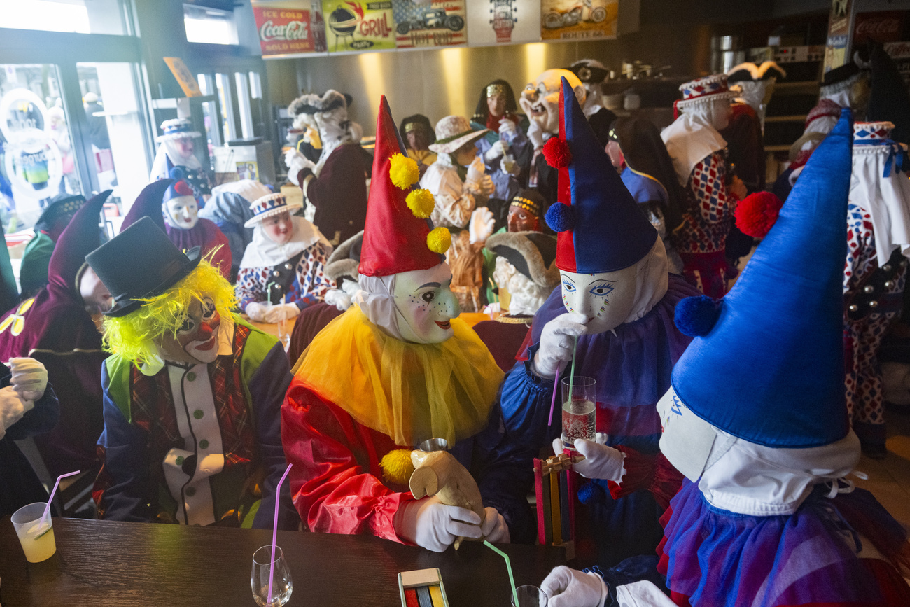 I cosiddetti 'Nüssler', uomini o ragazzi in costumi e maschere tradizionali che derivano da quelle indossate dai personaggi della Commedia dell'Arte veneziana, condividono un drink durante i festeggiamenti del Carnevale.
