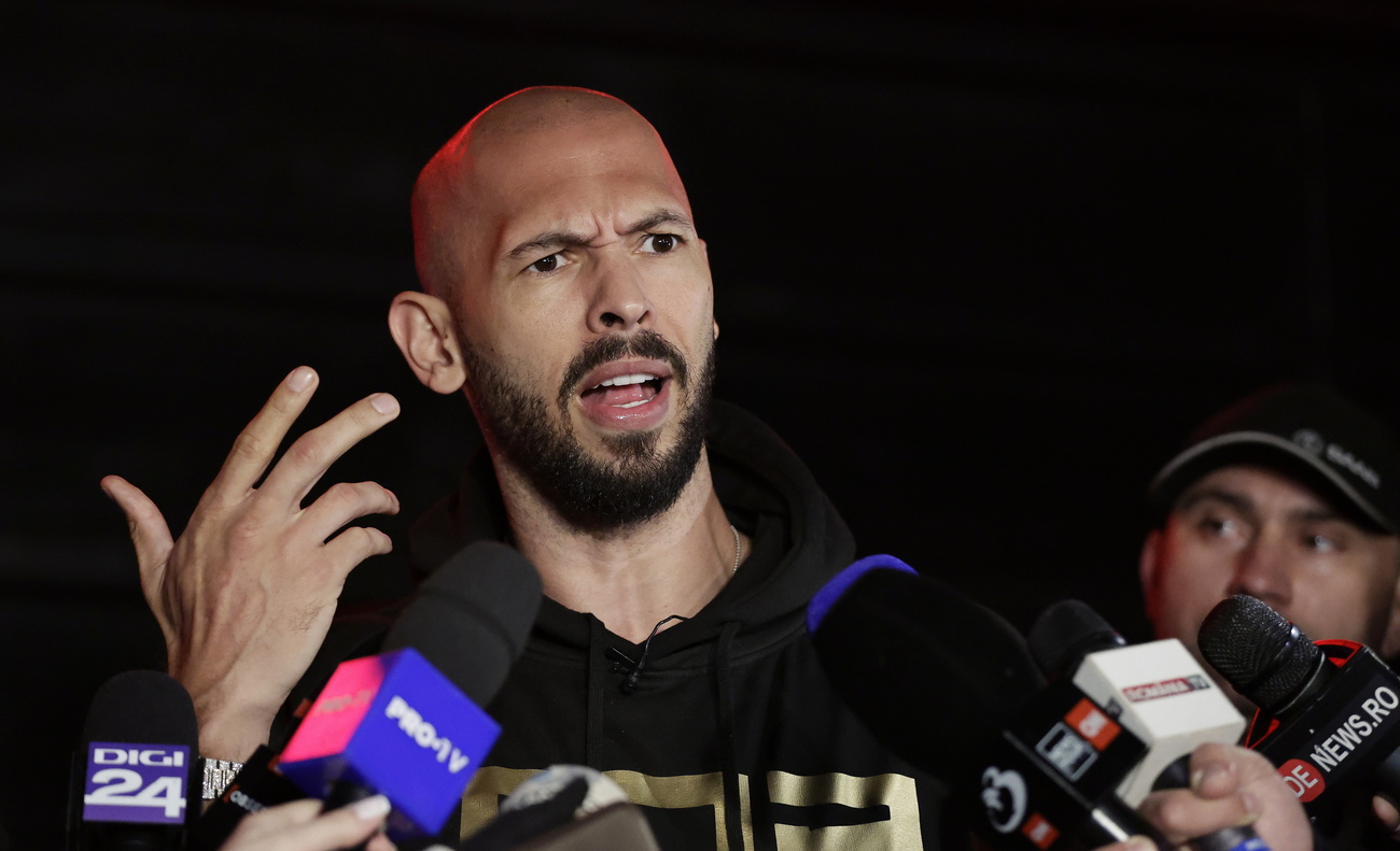 Persona davanti a microfoni