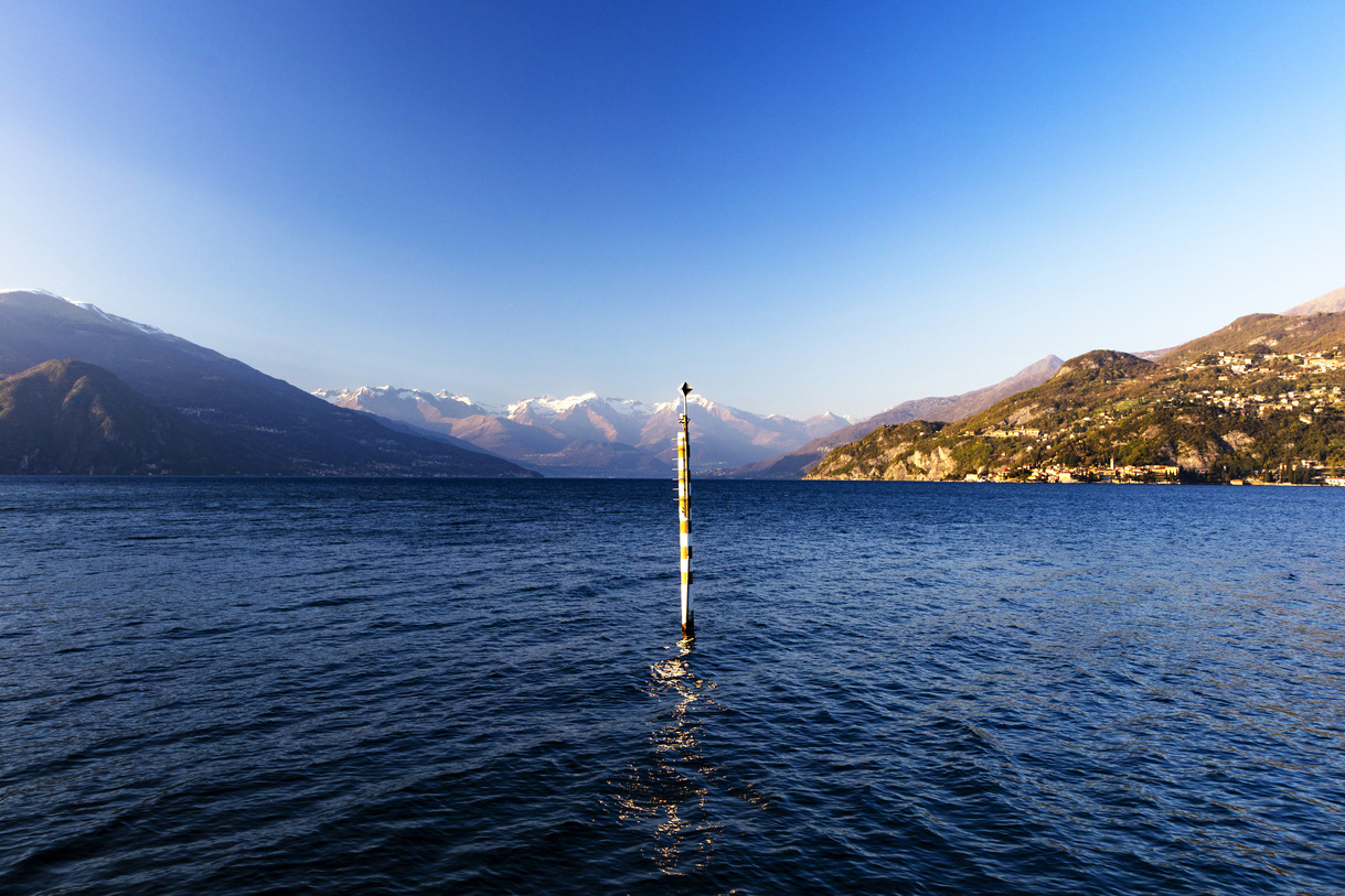 Lago di Como sullo sfondo le Alpi.