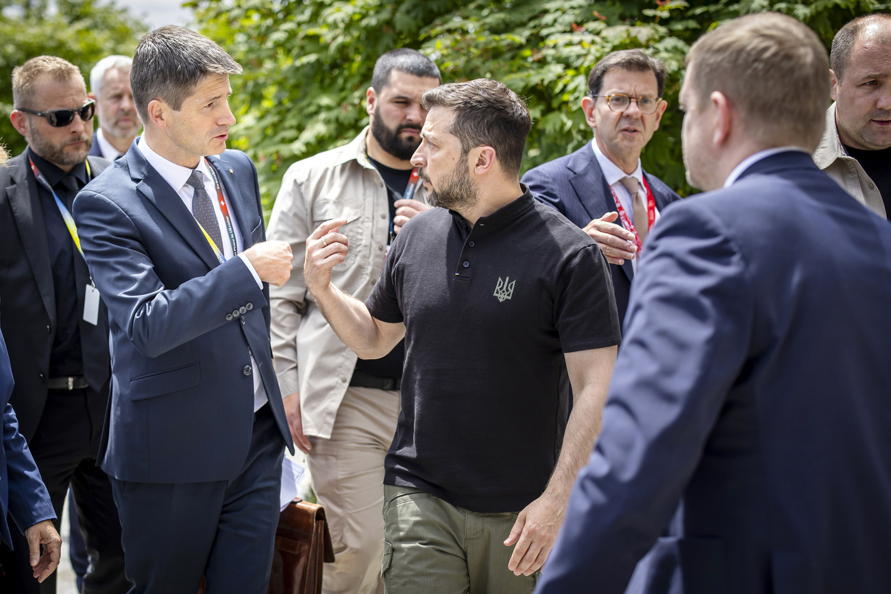 Gabriel Lüchinger im Gespräch mit dem ukrainischen Präsidenten Wolodymyr Selenskyj während des Gipfeltreffens zum Frieden in der Ukraine auf dem Bürgenstock 2024.