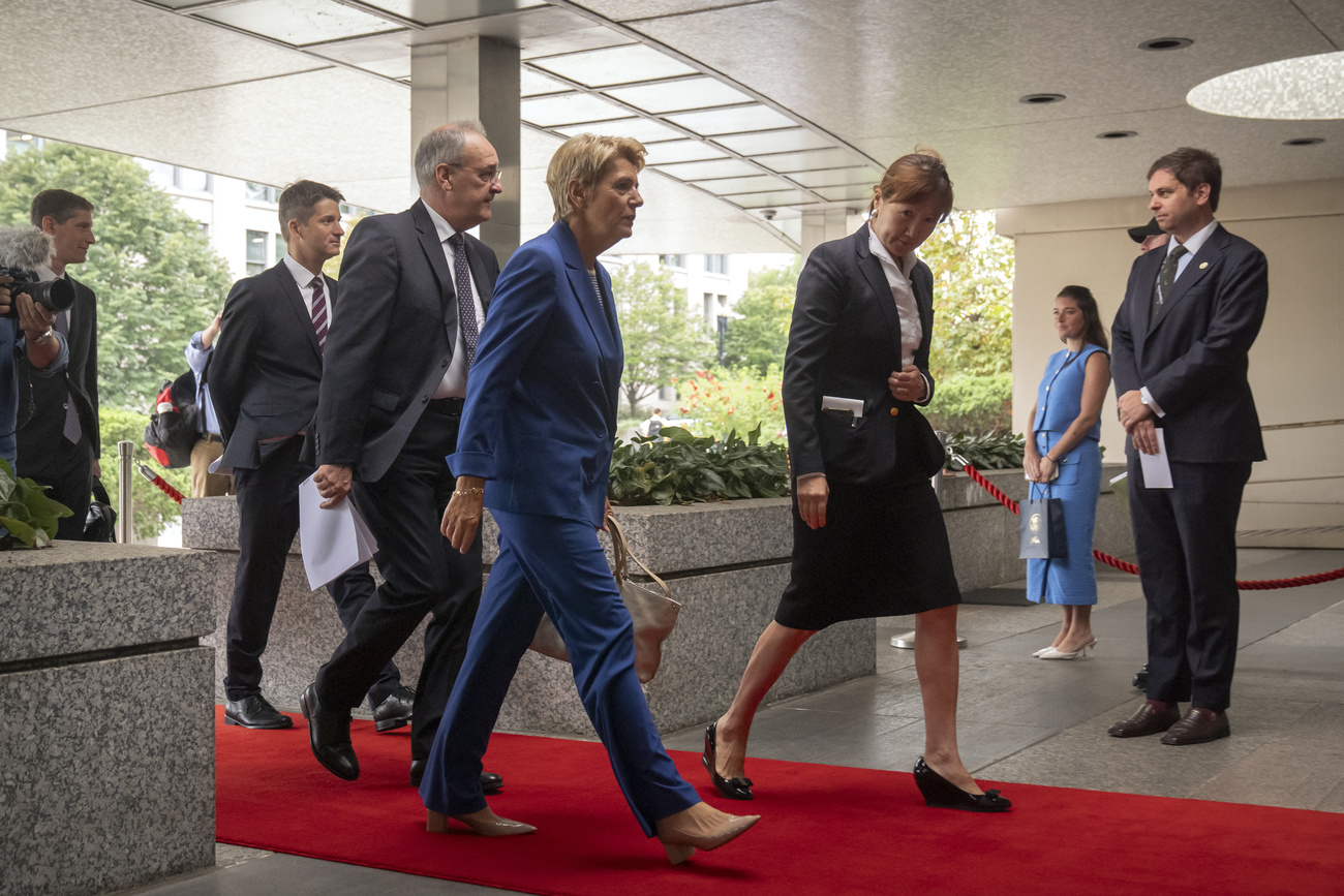 Zollgespräche in Washington 2025: Lüchinger bewegt sich hinter dem Schweizer Wirtschaftsminister Guy Parmelin und Bundespräsidentin Karin Keller-Sutter.