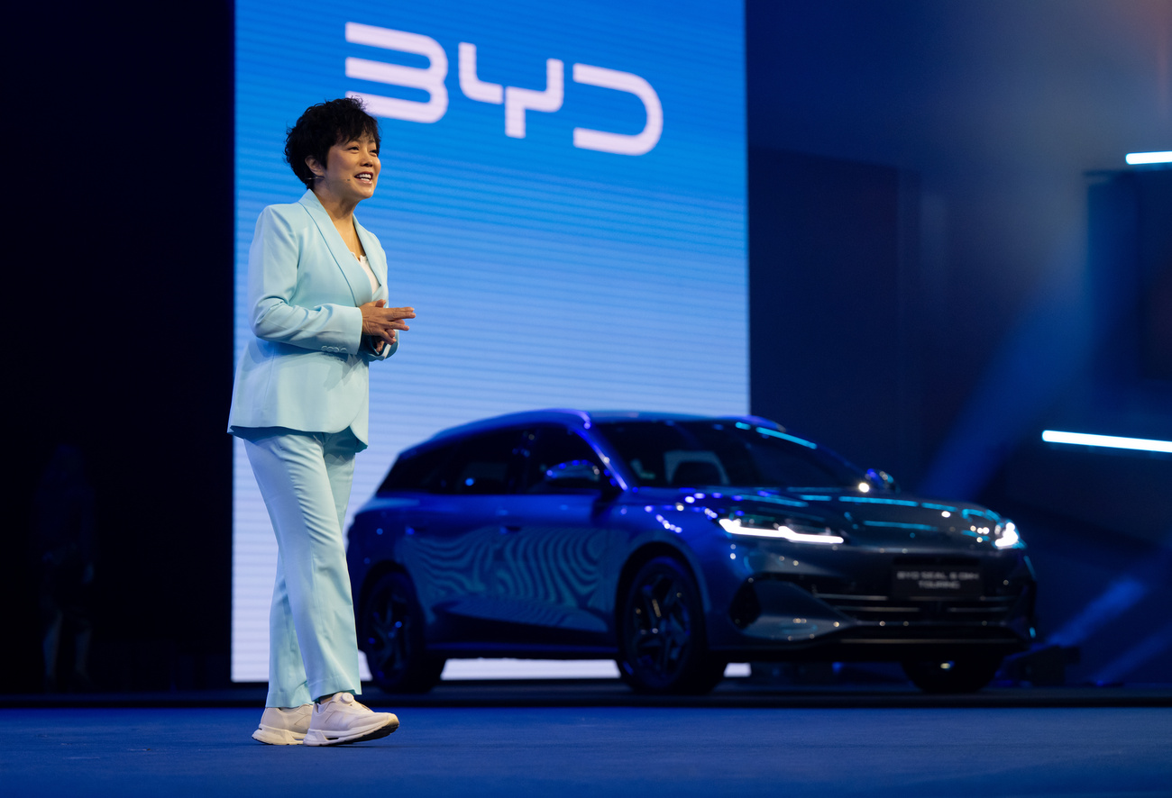 Stella Li, vice-presidente da BYD, durante a exposição automobilística de Munique, Alemanha, em setembro de 2025.