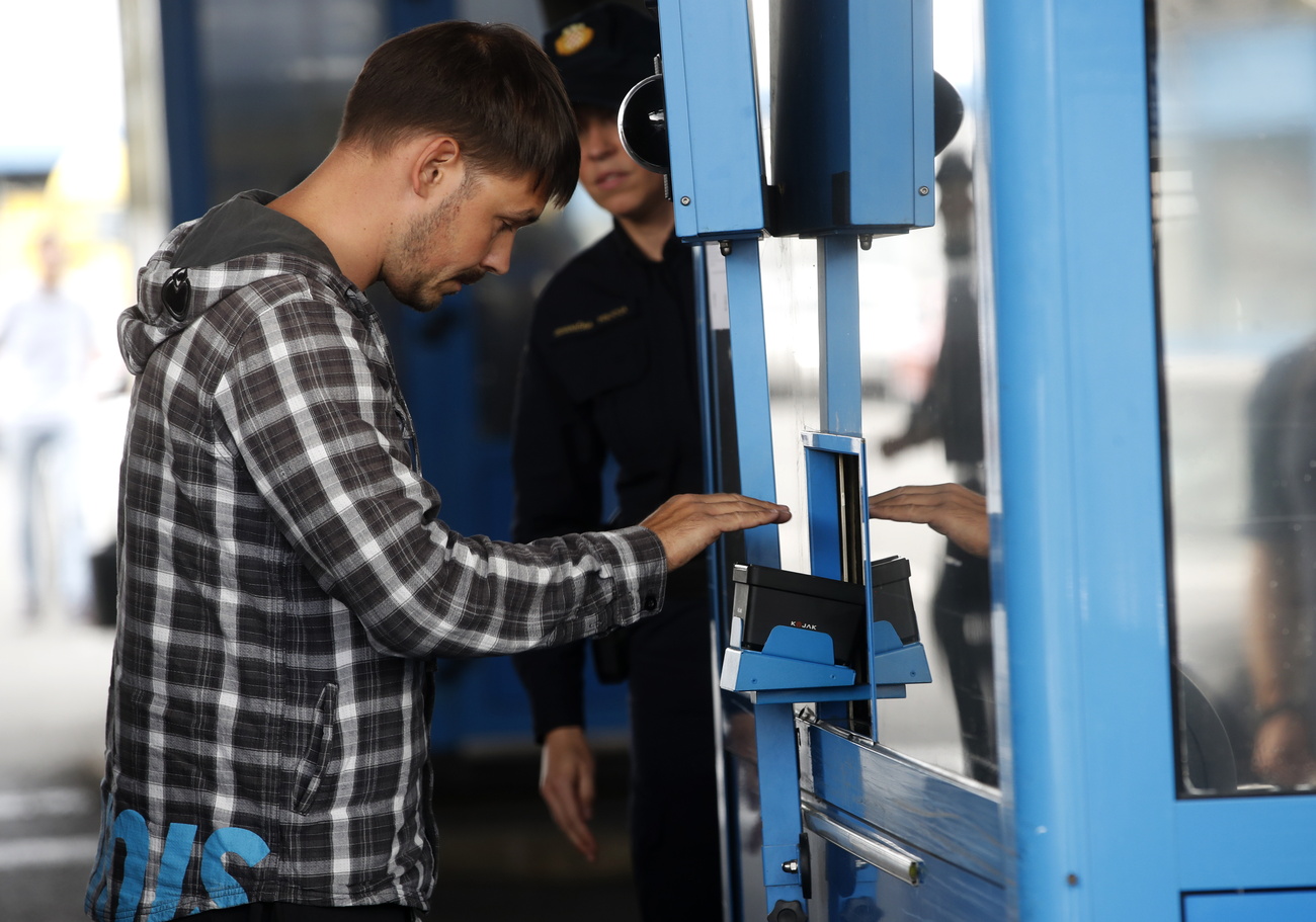Scanning fingerprints by EES terminals, as here on the border between Croatia and Bosnia, takes time.