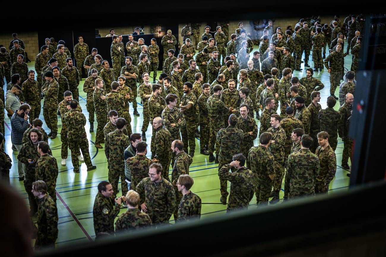 Gruppo di persone in uniforme in palestra