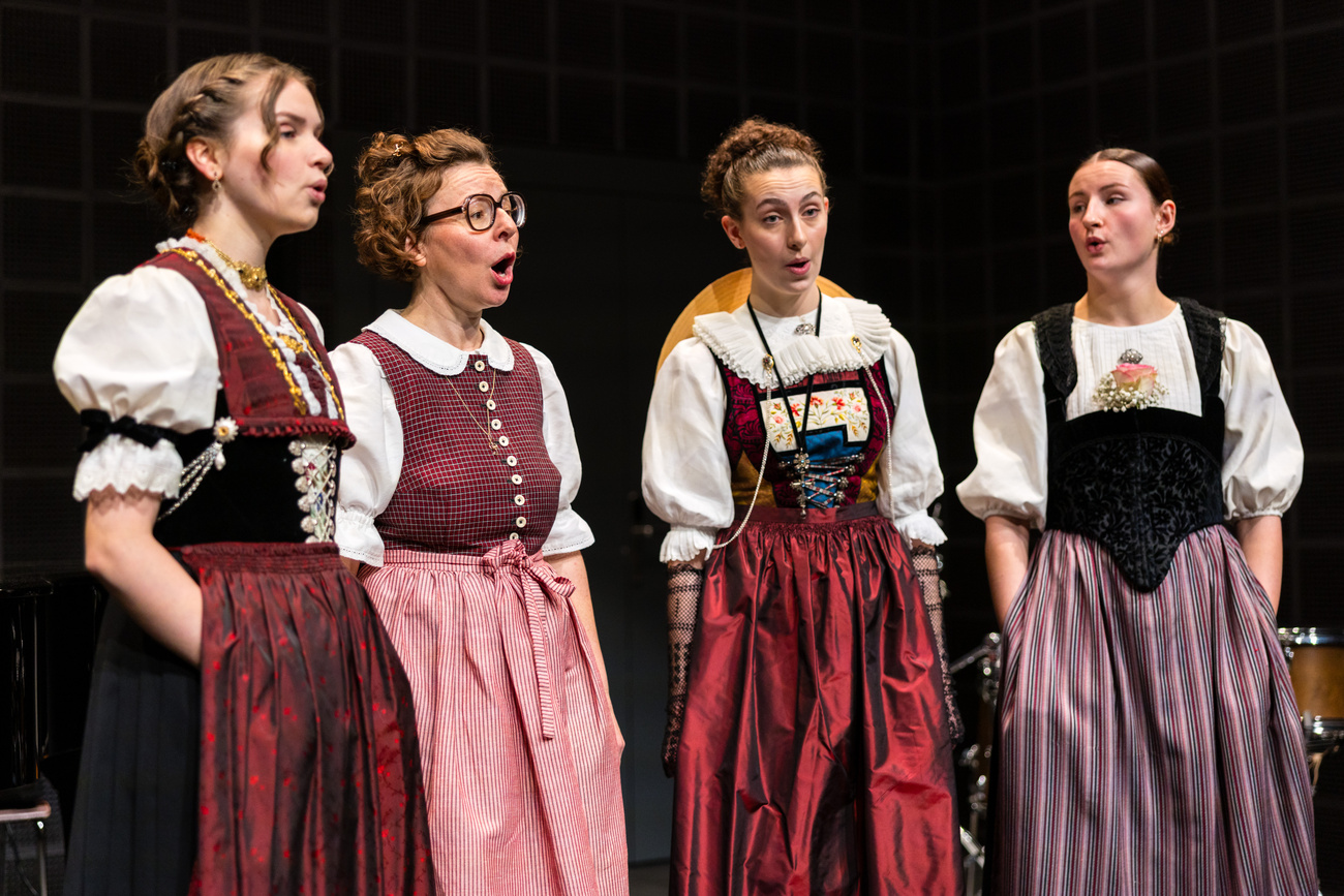 4 cantanti donne di jodel in vestiti tradizionali