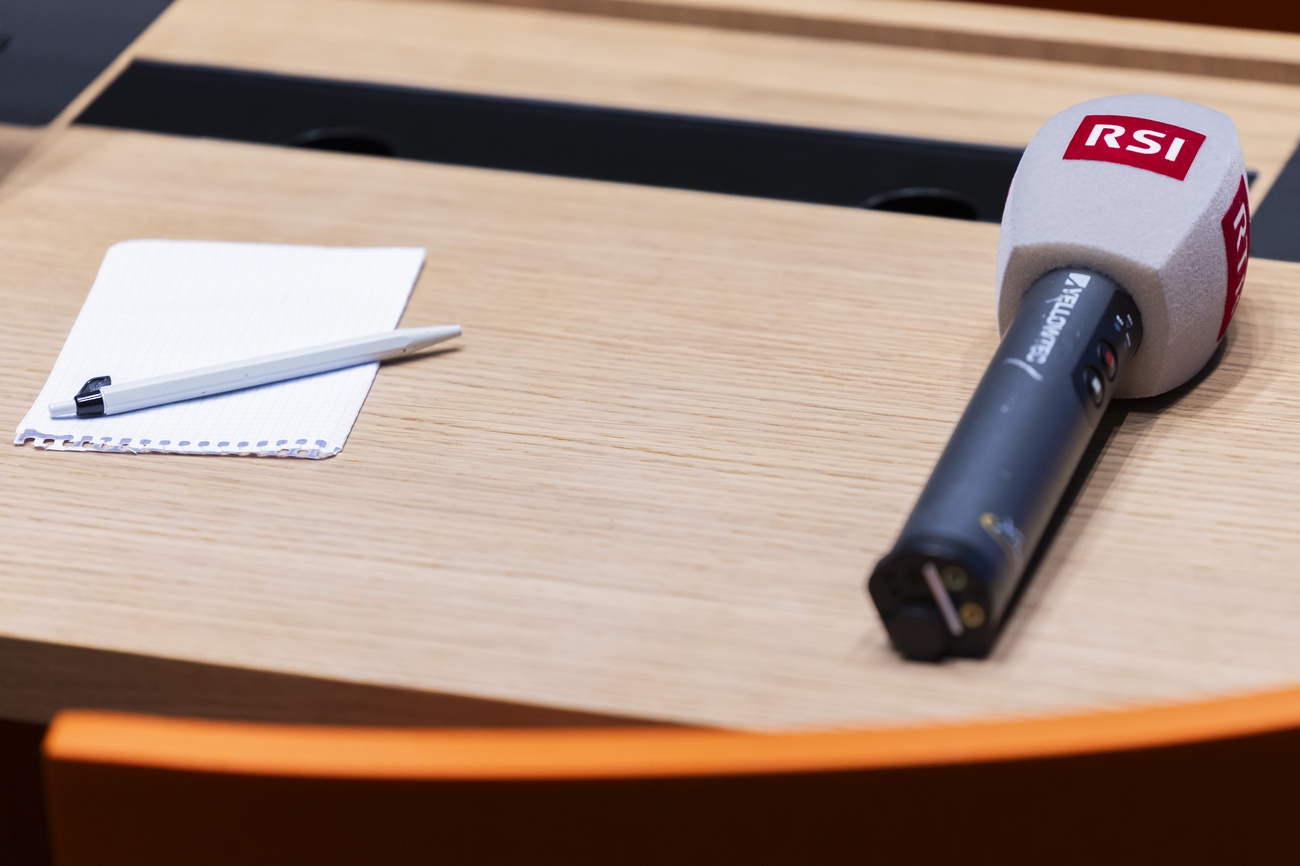 Un microfono della RSI su un tavolo al centro media di Palazzo federale.