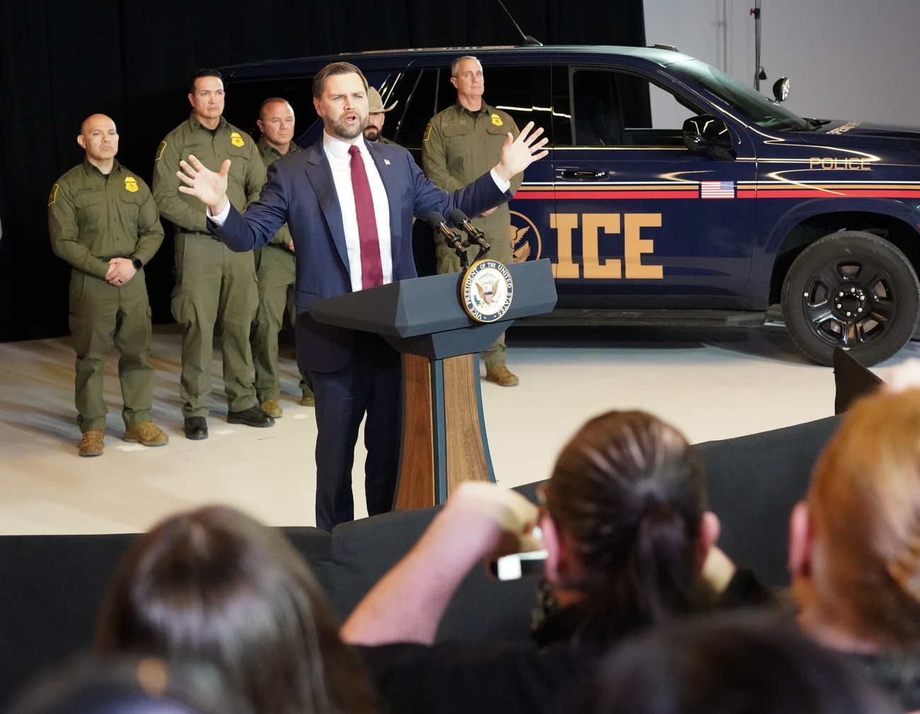 Welche Schweizer Banken arbeiten indirekt mit der US-Einwanderungsbehörde zusammen?