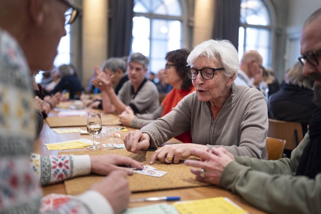 Persone giocano a carte