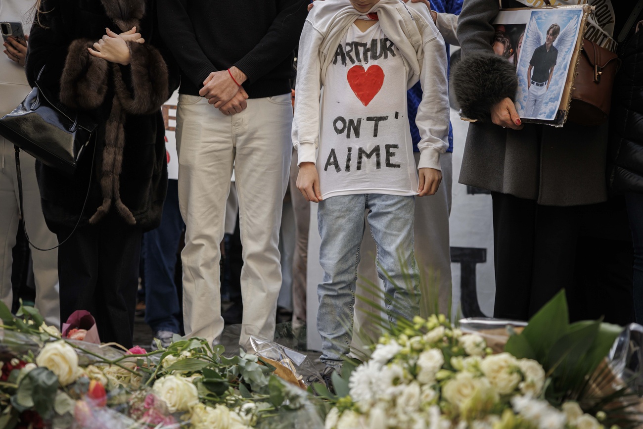 Persone davanti a mazzi di fiori