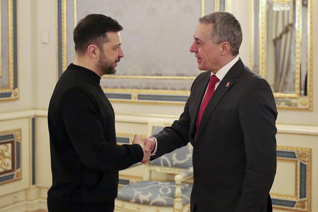 Due persone si stringono la mano