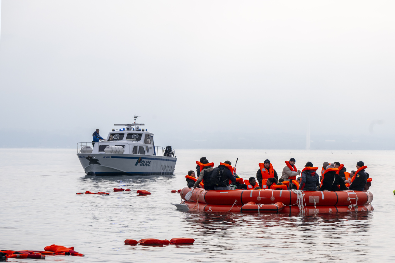 Persone su un gommone