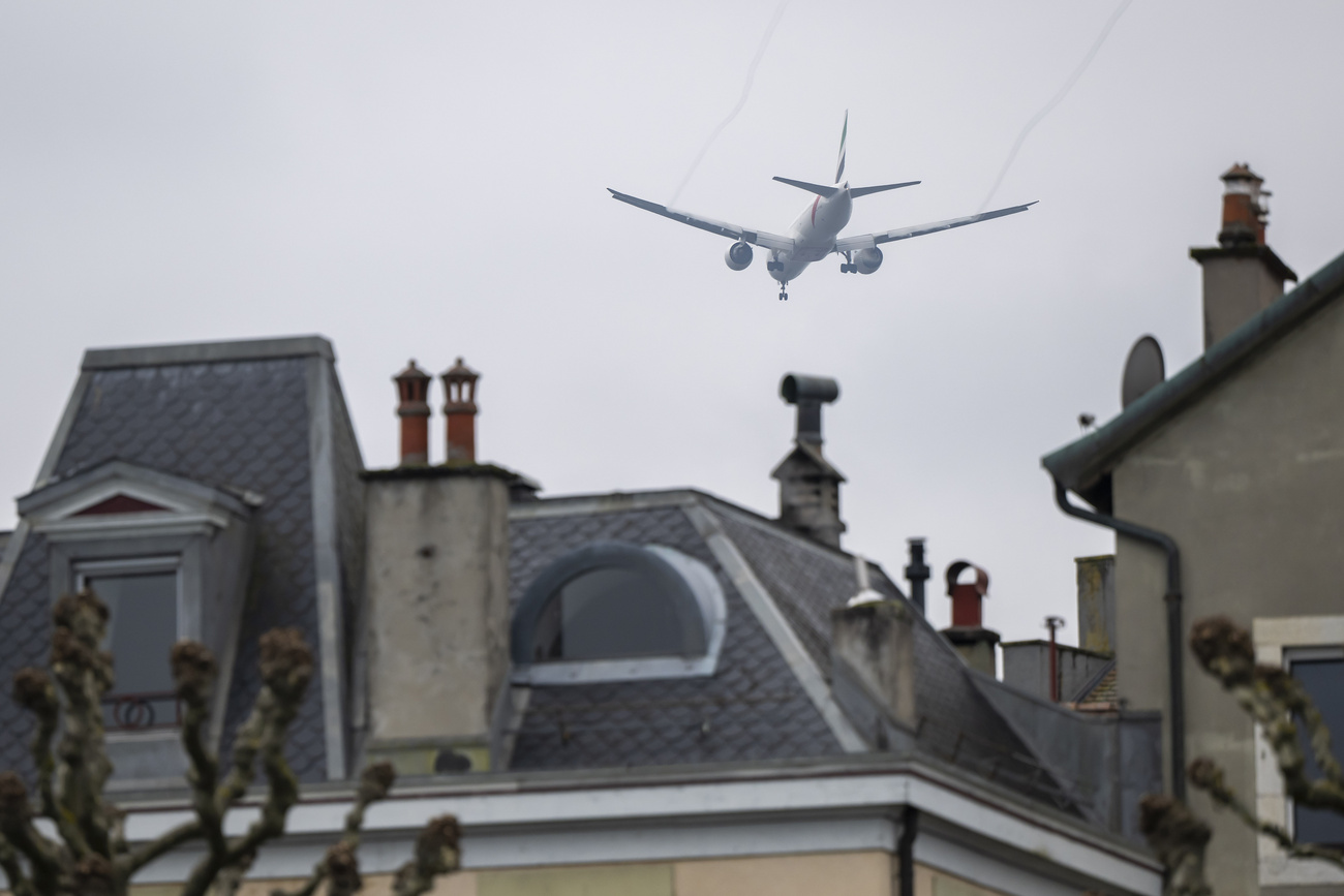 Aereo in volo sopra tetti