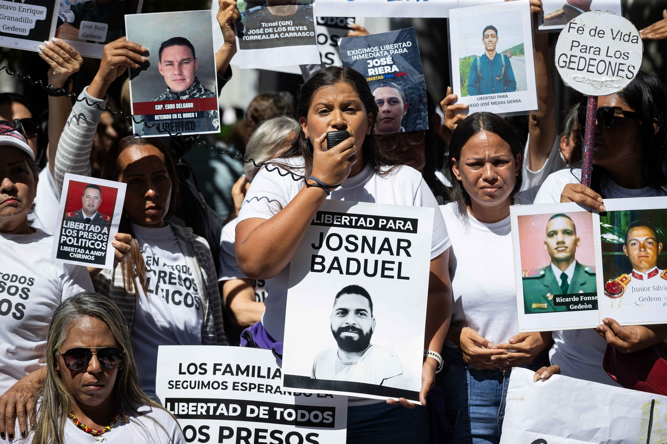 Familias exigen la liberación de presos políticos y su participación en el proceso de amnistía en Venezuela.