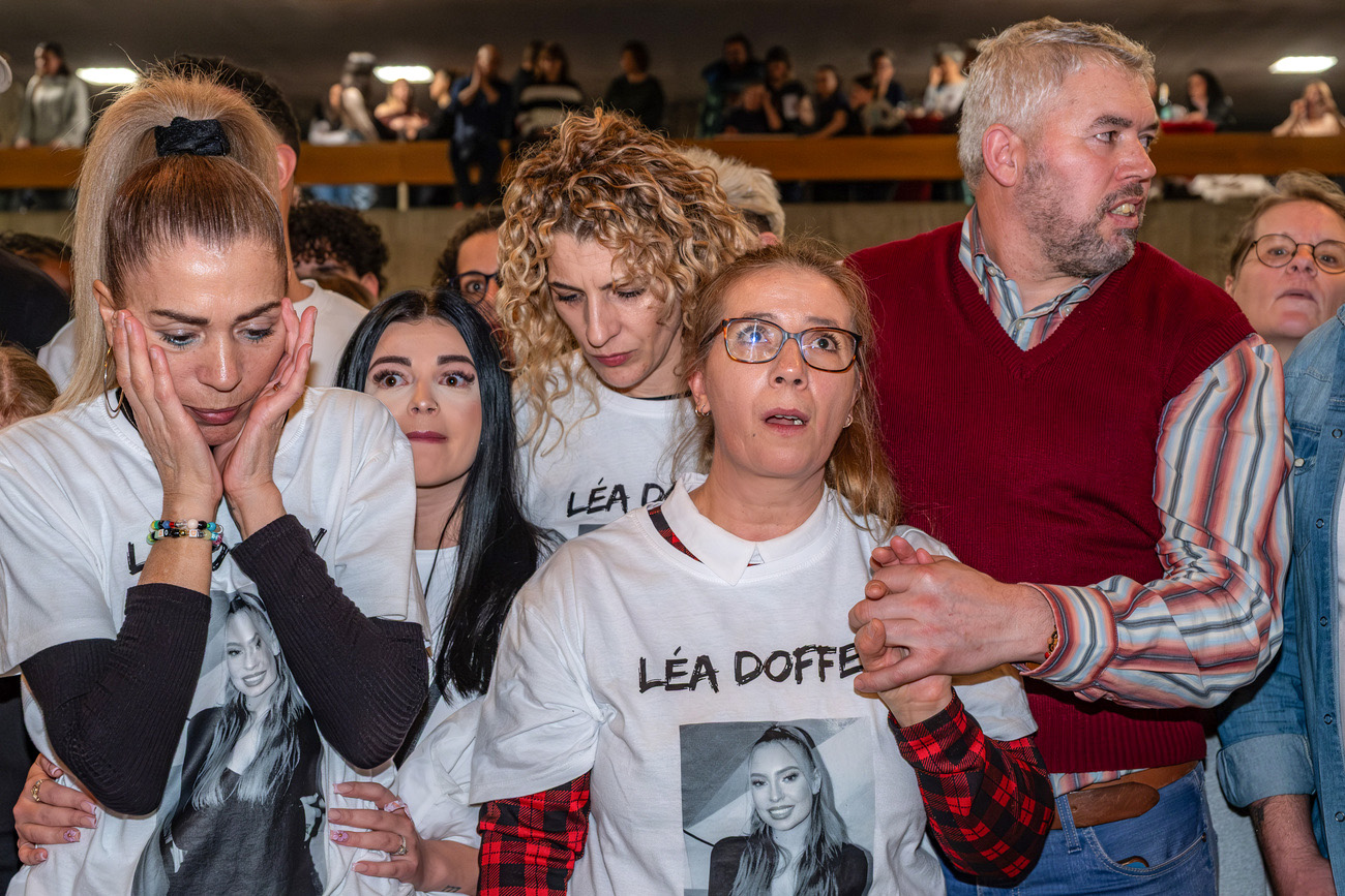 persone osservano schermo