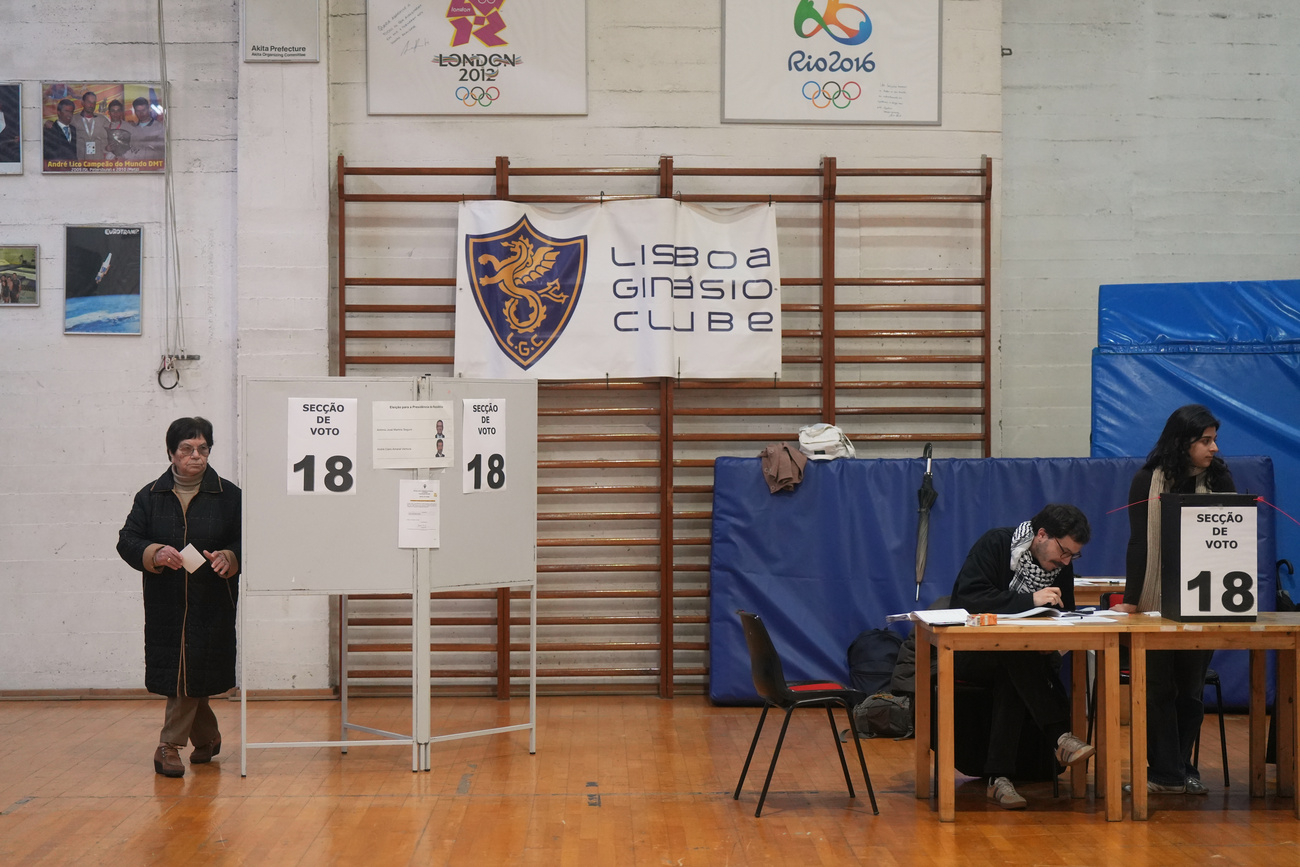 Uma eleitora segura sua cédula eleitoral em uma seção eleitoral