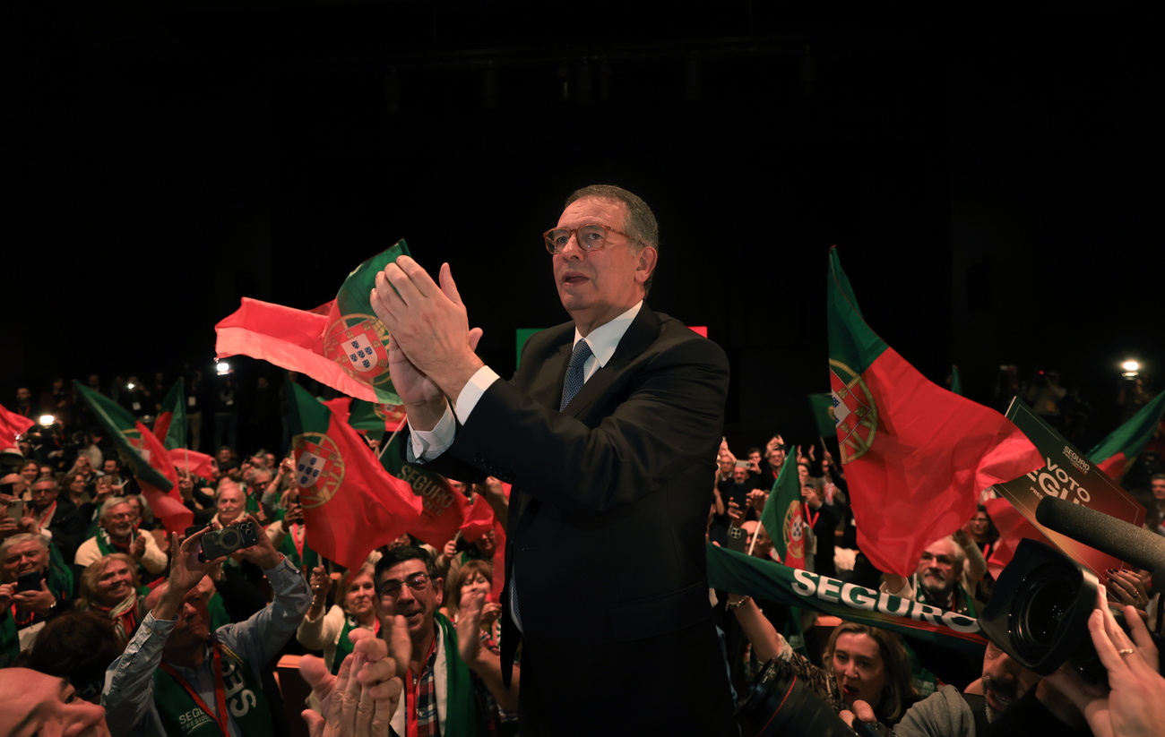 Homem no meio de uma multidão