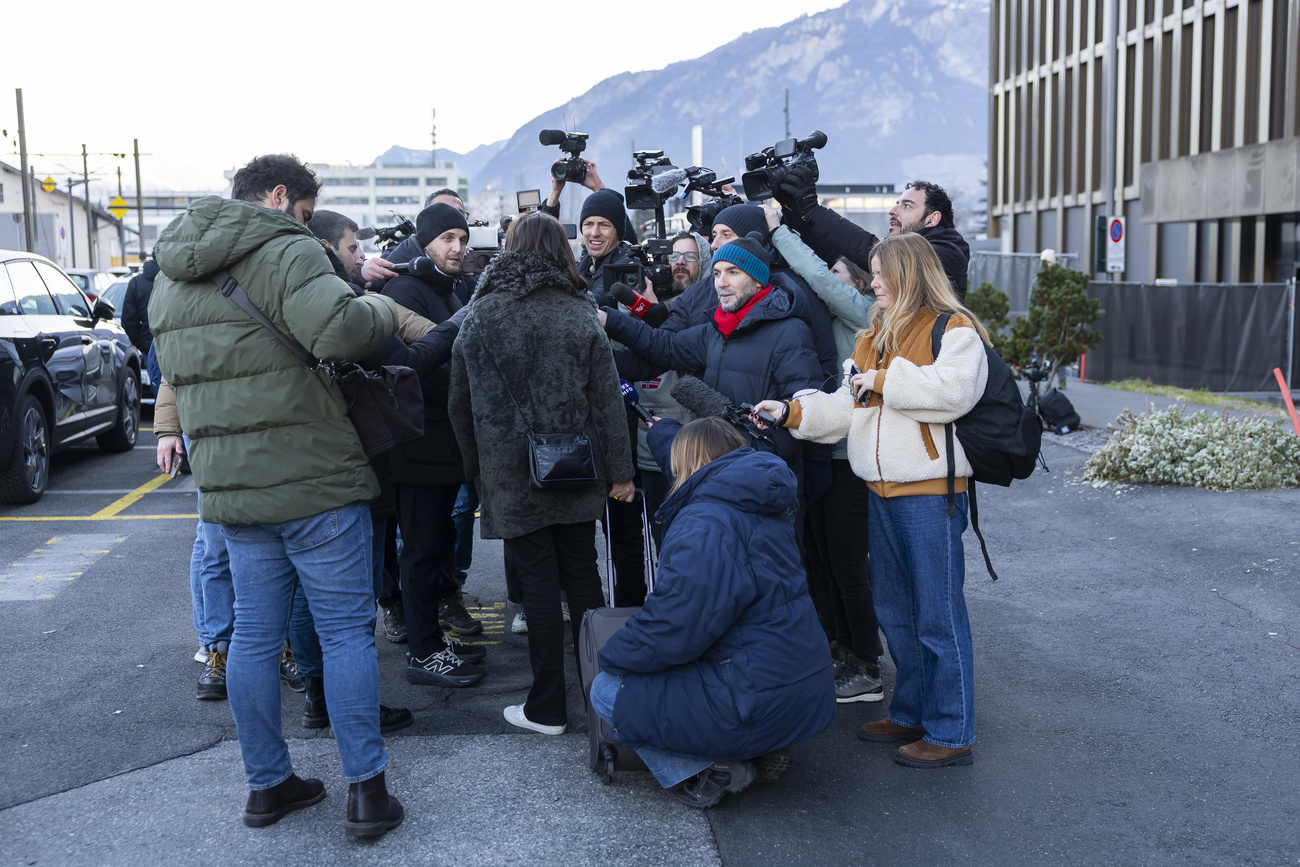 Gruppo di giornalisti intervistano una persona.