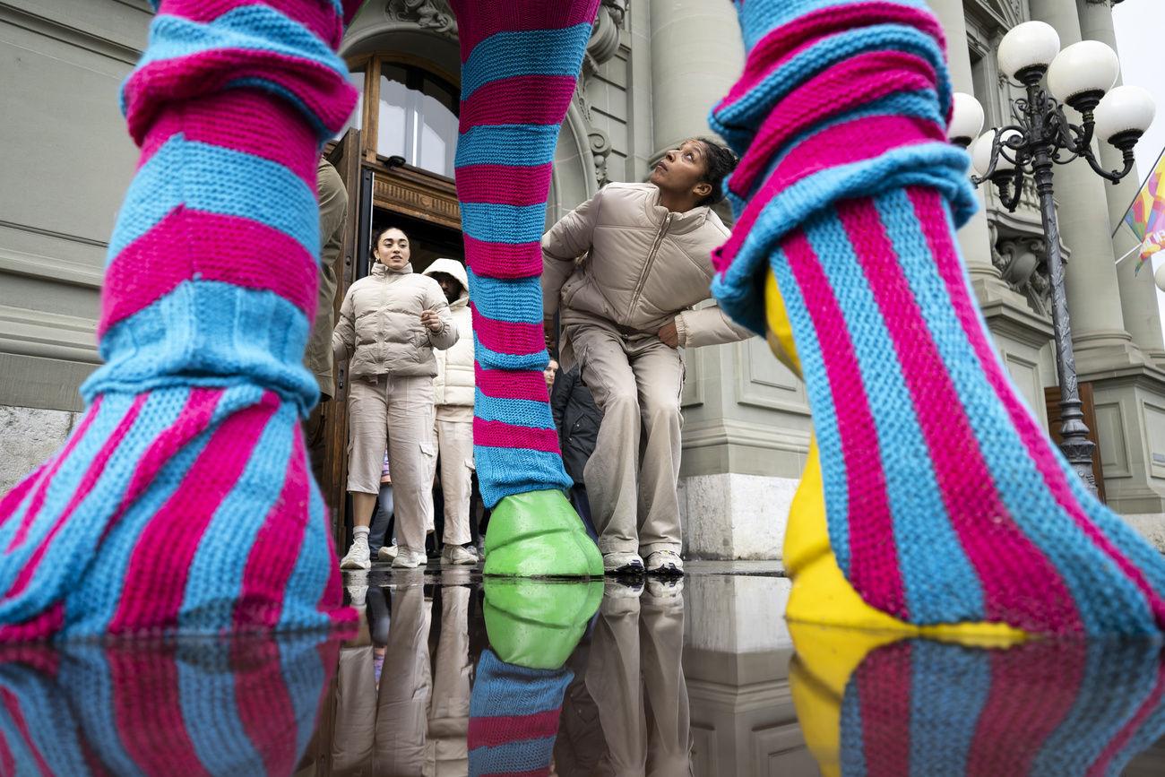 Tre membri di una compagnia di danza lasciano il teatro cittadino di Berna