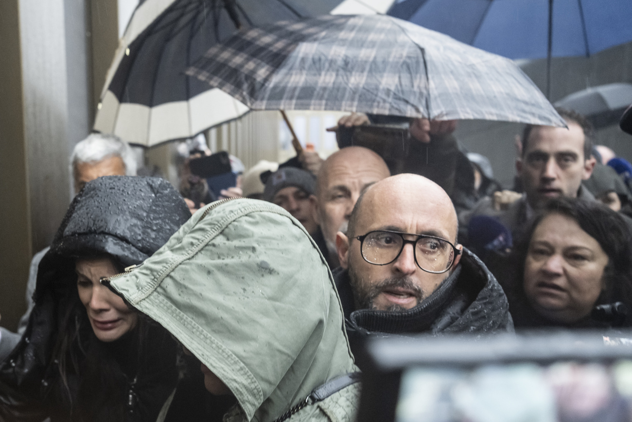 Tra orde di giornalisti e le famiglie delle vittime inferocite, l'arrivo di Jacques Moretti alla sua udienza è stato tutt'altro che sereno.