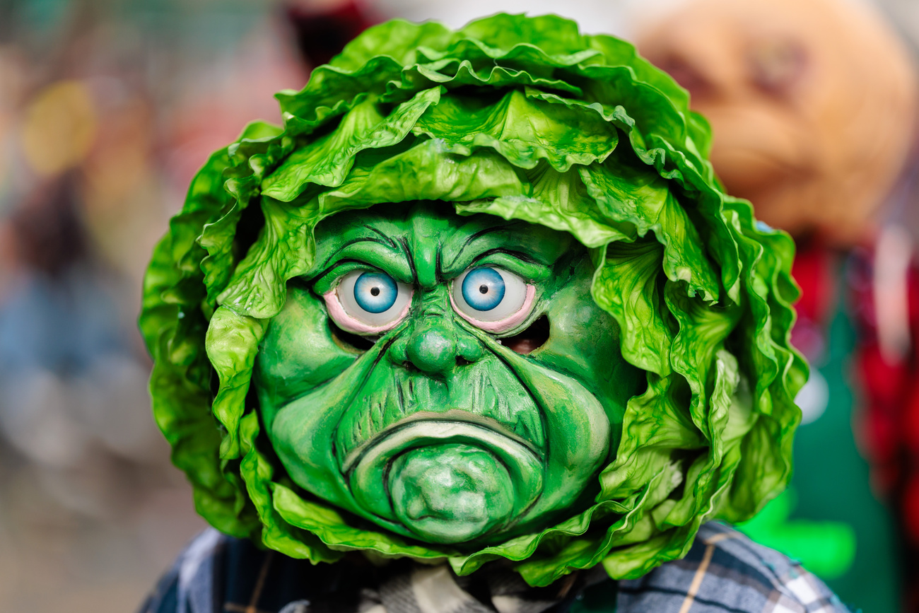 persona con maschera da cavolo verza