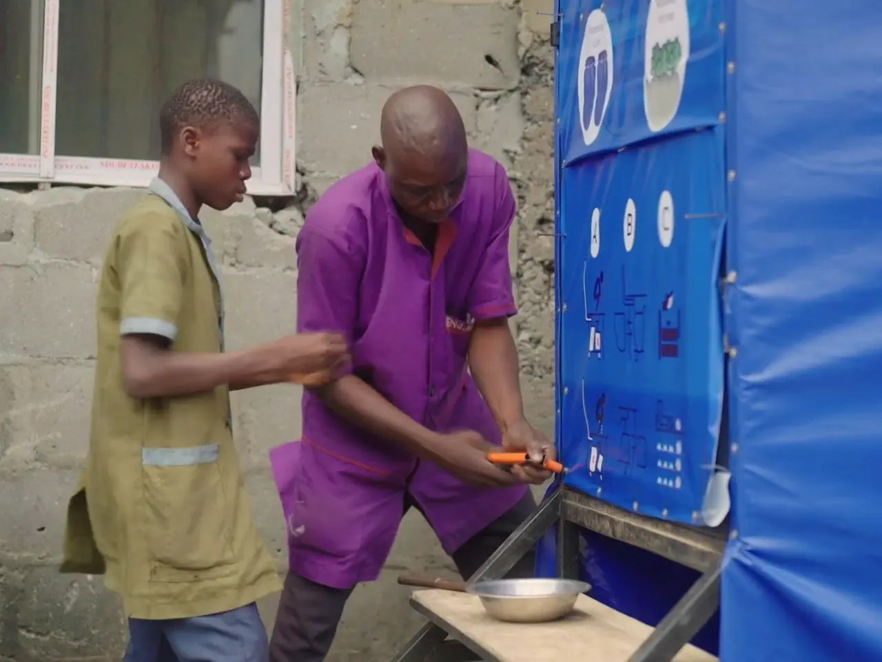 Arbeteiter bauen die Toilette