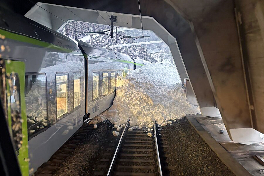 treno travolto da una valanga