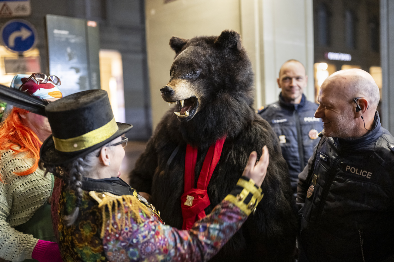 persona verstita da orso di fronte a una persona con cilindro