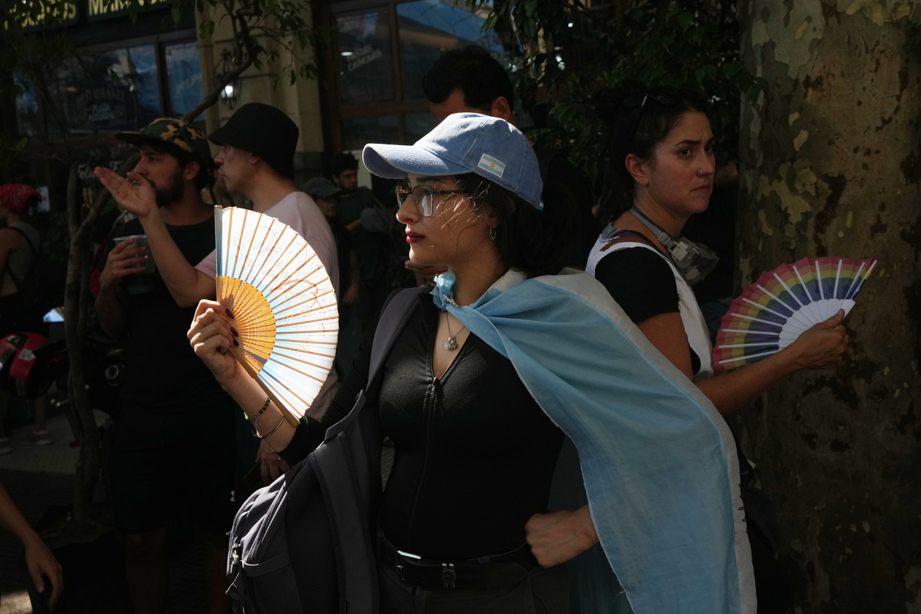 Manifestante contra la reforma laboral de Javier Milei.