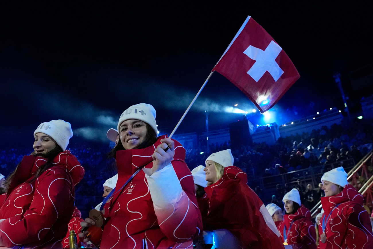 atleti svizzeri alla cerimonia di chiusura delle olimpiadi di milano cortina